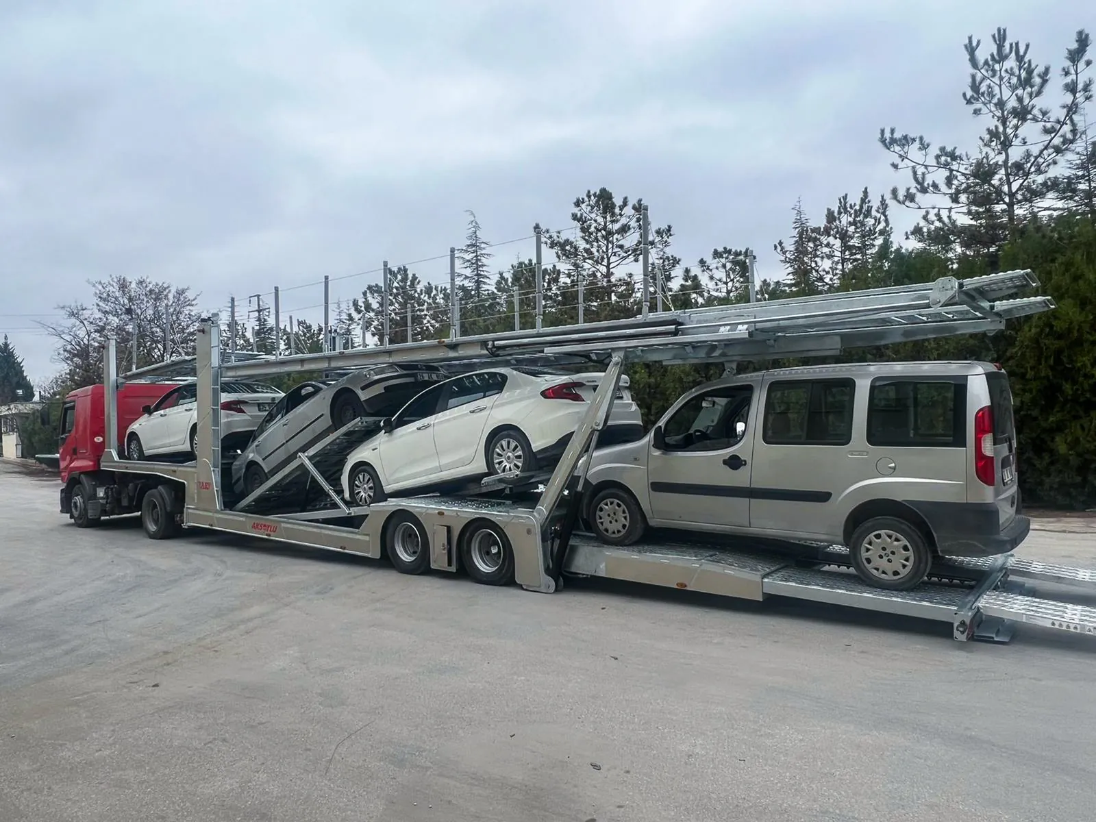 AX-8 carico con autoveicoli Semirimorchio bisarca 2 assi AX-8 Trailix carico di autoveicoli e agganciato al trattore