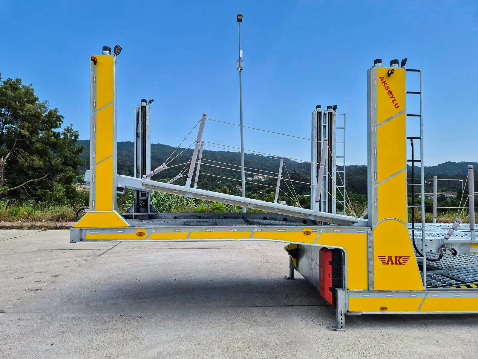 AX-8 collo con pianale superiore abbassato Collo del semirimorchio bisarca 2 assi AX-8 Trailix con pianale superiore abbassato
