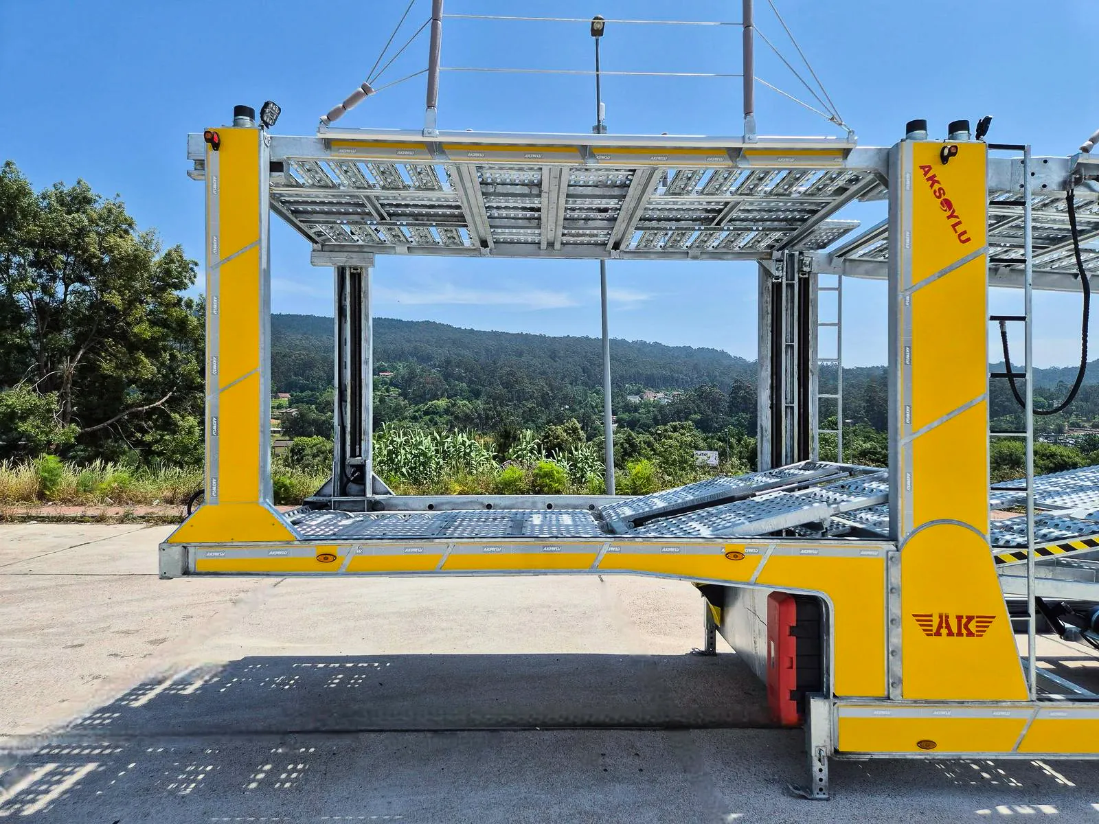 AX-8 collo con pianale superiore sollevato Collo del semirimorchio bisarca 2 assi AX-8 Trailix con pianale superiore sollevato