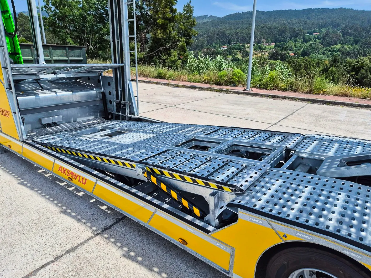 AX-8 pianale inferiore Pianale inferiore con piano sollevabile del semirimorchio bisarca 2 assi AX-8 Trailix