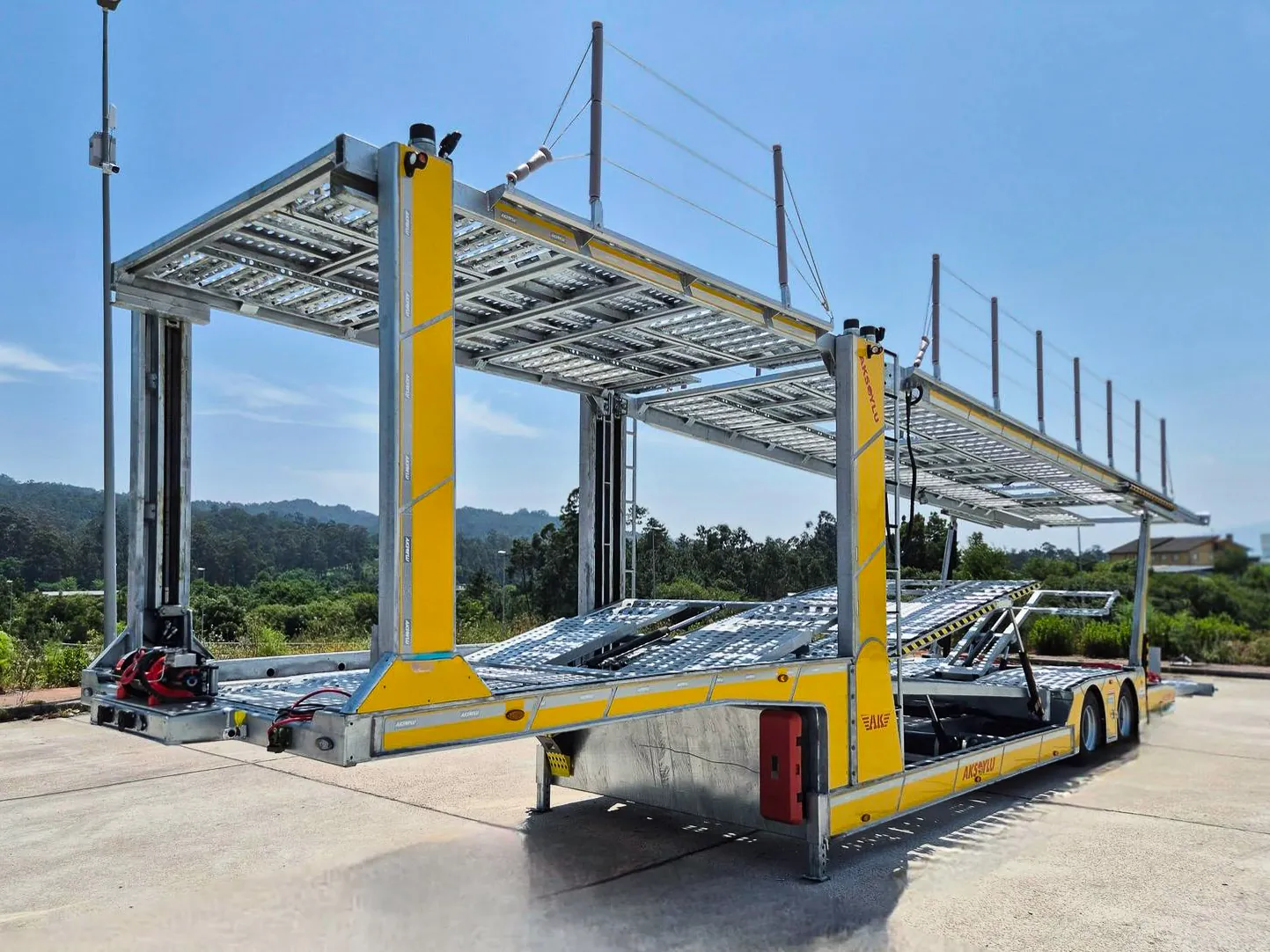 AX-8 Semirimorchio Bisarca 2 Assi Semirimorchio bisarca 2 assi AX-8 Trailix per trasporto autoveicoli, vista tre quarti anteriore con piano superiore sollevato