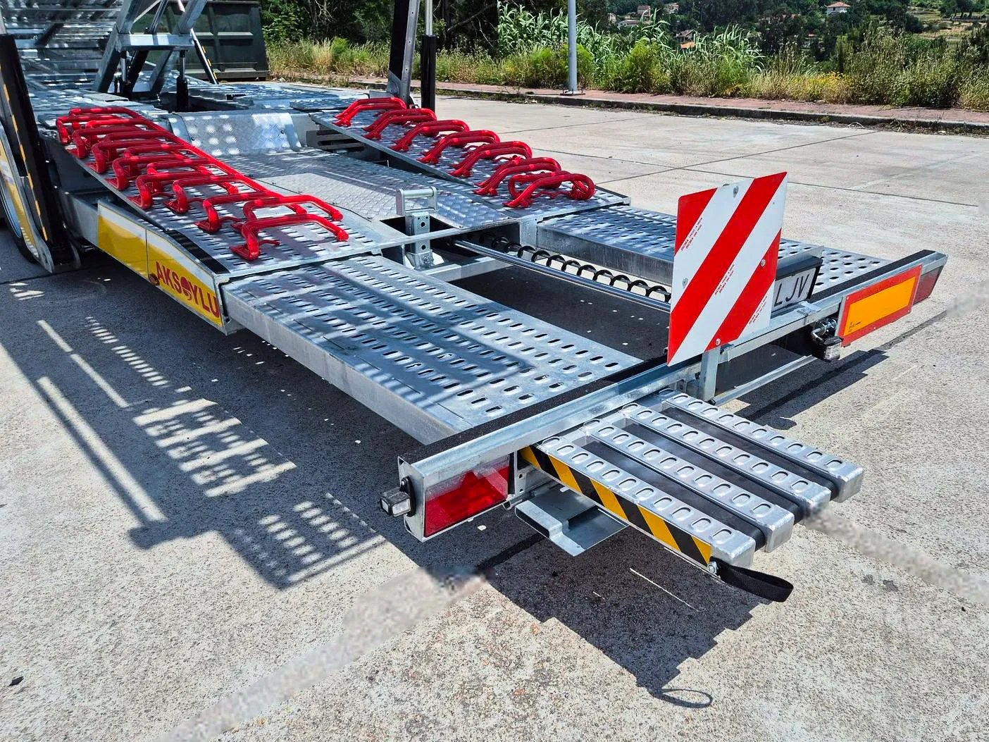 AX-8 rampe posteriori estese Rampe posteriori estese e cunei ferma ruote del semirimorchio bisarca 2 assi AX-8 Trailix
