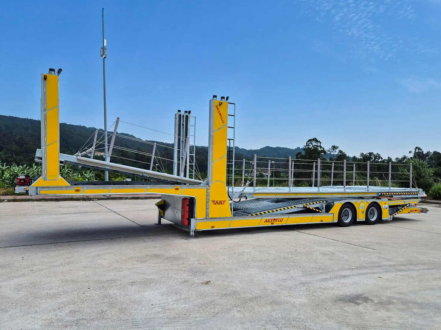 AX-8 vista anteriore pianali abbassati Semirimorchio bisarca 2 assi AX-8 Trailix, vista tre quarti anteriore con pianali abbassati