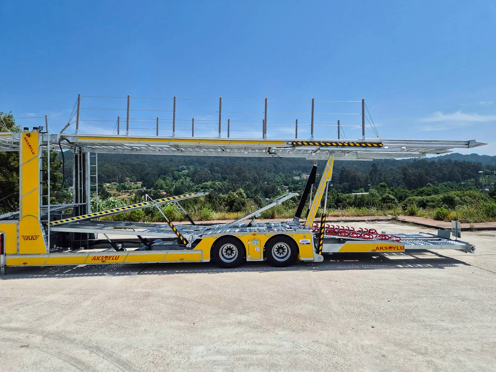 AX-8 vista laterale pianali inclinati Semirimorchio bisarca 2 assi AX-8 Trailix, vista laterale con pianali inclinati