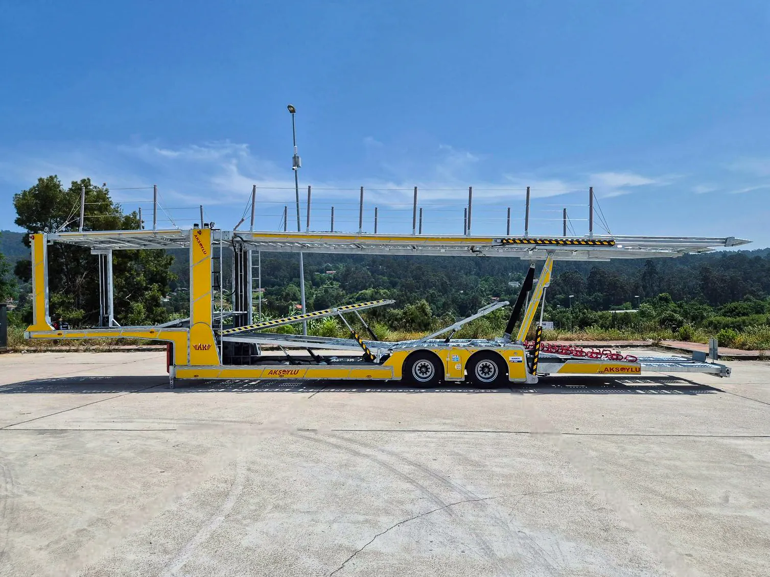 AX-8 vista laterale Semirimorchio bisarca 2 assi AX-8 Trailix per trasporto autoveicoli, vista laterale